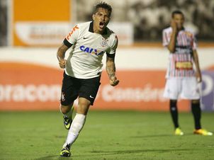 Guerrero comemora após anotar o gol do jogo (Foto: Ari Ferreira/LANCE!Press)

